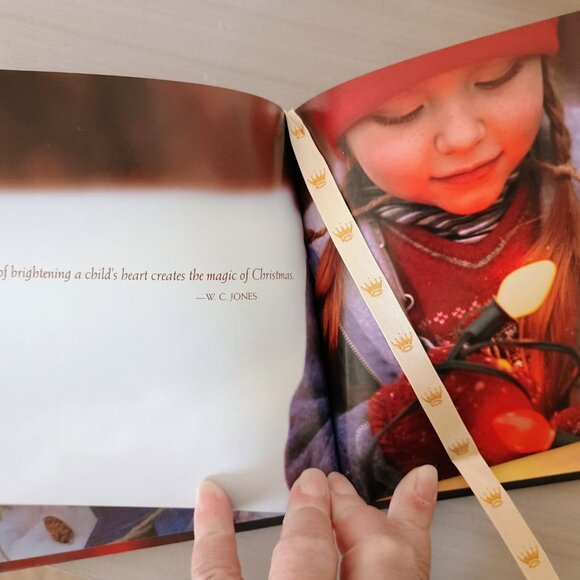 🎄🎁🎅 BN HALLMARK GIFT BOOK CALLED "CHRISTMAS IS....." - Picture 2 of 7